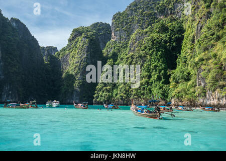KRABI, THAÏLANDE - 4 décembre : de différents pays viennent pour visiter belle plage avec ciel bleu et la mer d'azur et de roches calcaires, J Phi Phi Banque D'Images