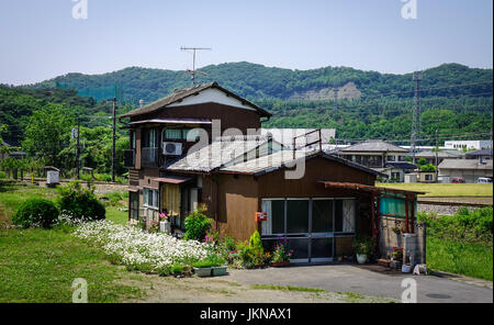 Maison de campagne avec des fleurs au printemps, au Japon. Ashikaga dans Banque D'Images