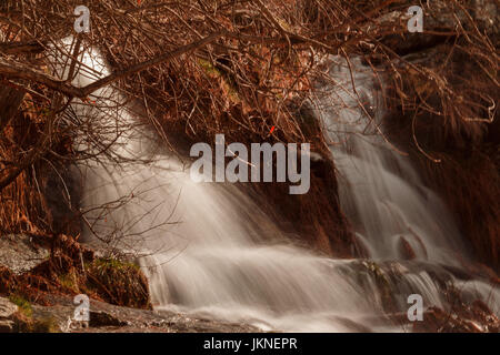 Cascade photographié à basse vitesse avec effet soyeux Banque D'Images