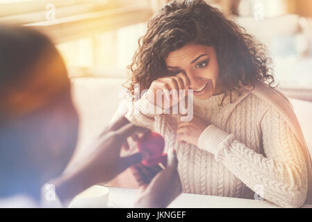 Belle femme émotionnelle essuyant ses larmes Banque D'Images