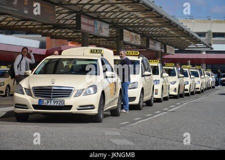 Les taxis, un terminal de l'aéroport de Tegel, village, Reinicken, Berlin, Allemagne, la borne A, Flughafen Tegel, Reinickendorf, Deutschland Banque D'Images