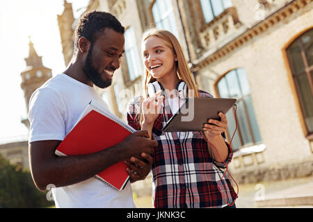 Femme intelligente de talent d'expliquer le concept de travail sur elle Banque D'Images