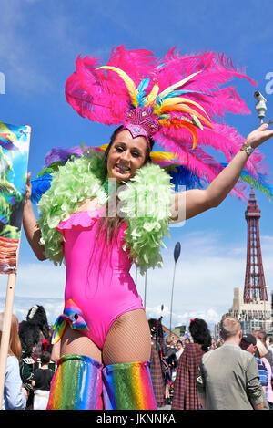 Blackpool, Royaume-Uni. 23 juillet, 2017. Le premier carnaval international de Blackpool : le premier carnaval international a lieu dans la ville en bord de mer sous le soleil d'été glorieuse sur la promenade, entre le centre et le Sud des jetées. Échasses colorés.girl Crédit : Kev Walsh/Alamy live news Banque D'Images