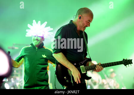 Ostrava, République tchèque. 22 juillet, 2017. Chanteur Jay Kay (à gauche) et le guitariste Rob Harris de la British Music Band Jamiroquai effectuer au cours de la Colours of Ostrava music festival, à Ostrava, en République tchèque, le 22 juillet 2017. Photo : CTK Jaroslav Ozana/Photo/Alamy Live News Banque D'Images