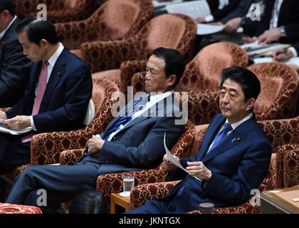 Tokyo, Japon. 24 juillet, 2017. Le Premier ministre japonais Shinzo Abe (R) se prépare à prendre la parole dans une session extraordinaire de la Chambre des représentants du Comité du budget à Tokyo, Japon, Juillet 24, 2017. Shinzo Abe a été accusé d'avoir usé de son influence pour manipuler une décision du gouvernement de bénéficier d'un ami proche à l'ouverture d'une école vétérinaire dans une zone déréglementée. S'exprimant lors d'une session spéciale de la Chambre des représentants du Comité du budget le lundi, Abe a maintenu qu'il n'avait pas donné d'instructions personnellement sur les questions liées à l'ouverture du département vétérinaire. Source : Xinhua/Alamy Banque D'Images