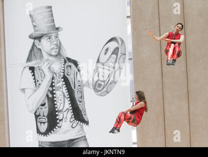 Vancouver, Canada. 23 juillet, 2017. Les interprètes dansent sur le mur extérieur de la Bibliothèque publique de Vancouver à Vancouver, Canada, le 23 juillet 2017. Aeriosa Dance Company de Vancouver danse effectuée dans l'air sur le mur extérieur de la Bibliothèque publique de Vancouver, dimanche. Danseurs étaient suspendus dans l'air de la 5e étages et se produit avec un thème sur l'histoire du Canada des populations autochtones. Credit : Liang sen/Xinhua/Alamy Live News Banque D'Images