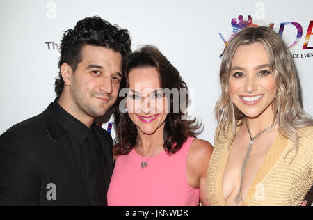 HOLLYWOOD, CA - le 23 juillet : Mark Ballas, Shirley Ballas, BC Jean, au gala inaugural de la Fondation Ride - Danse pour l'Afrique au Boulevard3 en Californie le 23 juillet 2017. Credit : FS/MediaPunch Banque D'Images