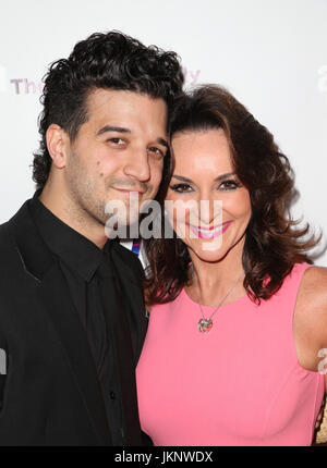 HOLLYWOOD, CA - le 23 juillet : Mark Ballas, Shirley Ballas, Ride au gala inaugural de la Fondation - Danse pour l'Afrique au Boulevard3 en Californie le 23 juillet 2017. Credit : FS/MediaPunch Banque D'Images