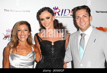 HOLLYWOOD, CA - le 23 juillet : Robyn Shreiber, Karina Smirnoff, Italo Elgueta, Ride au gala inaugural de la Fondation - Danse pour l'Afrique au Boulevard3 en Californie le 23 juillet 2017. Credit : FS/MediaPunch Banque D'Images