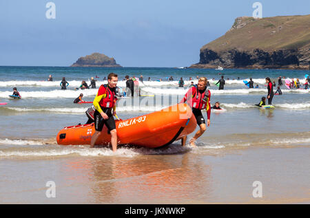 Polzeath, Cornwall, UK. 24 juillet 2017. C'est la première semaine complète de l'école pendant les vacances et les sauveteurs RNLI la plage de patrouille sur une chaude journée ensoleillée à Polzeath, North Cornwall. Credit : Mark Richardson/Alamy Live News Banque D'Images