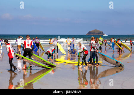 Polzeath, Cornwall, UK. 24 juillet 2017. Pour la tête de surfeurs vagues sur une chaude journée ensoleillée sur la plage de Polzeath, North Cornwall. Credit : Mark Richardson/Alamy Live News Banque D'Images