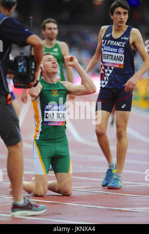 Londres, Royaume-Uni. 23 juillet, 2017. Charl du toit (RSA) à genoux sur la piste après avoir remporté le 400m Hommes T37 à la finale mondiale d'athlétisme 2017 Para dans le stade de Londres, Queen Elizabeth Olympic Park. Du Toit a établi un nouveau record pour la zone de course avec sa victoire de 51s. Les athlètes dans l'arrière-plan sont Paul Keogan (IRL, gauche, 5e place) et Valentin Bertrand (FRA Droit, 6ème place). Crédit : Michael Preston/Alamy Live News Banque D'Images