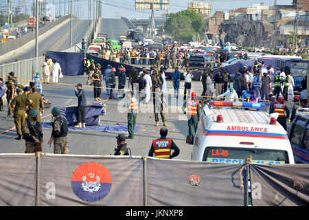 Lahore. 24 juillet, 2017. Le personnel de sécurité de boucler l'explosion dans l'est du Pakistan, Lahore, le 24 juillet 2017. Au moins 15 personnes ont été tuées et 22 autres blessées dans un attentat-suicide a frappé le centre-ville de l'est du Pakistan, Lahore Ville le lundi après-midi, a déclaré que les autorités de sauvetage. Credit : Jamil Ahmed/Xinhua/Alamy Live News Banque D'Images