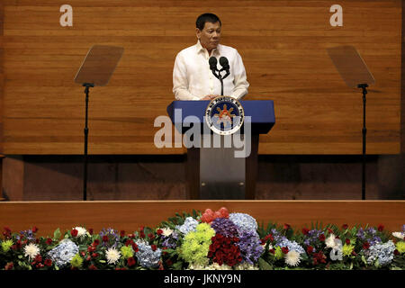 Quezon City, Philippines. 24 juillet, 2017. La présidente philippine Rodrigo Duterte livre son état de la Nation (SONA) à la Chambre des représentants des Philippines à Quezon City, Metro Manila, Philippines, le 24 juillet 2017. La présidente philippine Rodrigo Duterte a déclaré lundi que la guerre aux drogues continuera malgré la pression internationale de la part des dirigeants mondiaux et des groupes de défense des droits humains. Credit : Rouelle Umali/Xinhua/Alamy Live News Banque D'Images