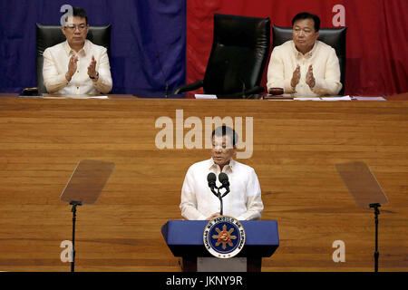 Quezon City, Philippines. 24 juillet, 2017. La présidente philippine Rodrigo Duterte (avant) livre son état de la Nation (SONA) à la Chambre des représentants des Philippines à Quezon City, Metro Manila, Philippines, le 24 juillet 2017. La présidente philippine Rodrigo Duterte a déclaré lundi que la guerre aux drogues continuera malgré la pression internationale de la part des dirigeants mondiaux et des groupes de défense des droits humains. Credit : Rouelle Umali/Xinhua/Alamy Live News Banque D'Images