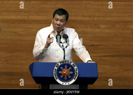 Quezon City, Philippines. 24 juillet, 2017. La présidente philippine Rodrigo Duterte livre son état de la Nation (SONA) à la Chambre des représentants des Philippines à Quezon City, Metro Manila, Philippines, le 24 juillet 2017. La présidente philippine Rodrigo Duterte a déclaré lundi que la guerre aux drogues continuera malgré la pression internationale de la part des dirigeants mondiaux et des groupes de défense des droits humains. Credit : Rouelle Umali/Xinhua/Alamy Live News Banque D'Images