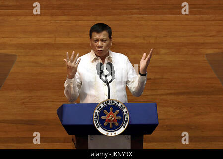 Quezon City, Philippines. 24 juillet, 2017. La présidente philippine Rodrigo Duterte livre son état de la Nation (SONA) à la Chambre des représentants des Philippines à Quezon City, Metro Manila, Philippines, le 24 juillet 2017. La présidente philippine Rodrigo Duterte a déclaré lundi que la guerre aux drogues continuera malgré la pression internationale de la part des dirigeants mondiaux et des groupes de défense des droits humains. Credit : Rouelle Umali/Xinhua/Alamy Live News Banque D'Images