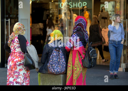 En été, les retours et les sections locales et vêtements traditionnels africains profitez de l'été dans la ville, en face du magasin de vêtements Banque D'Images