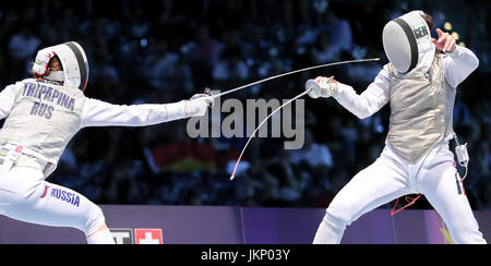 Leipzig, Allemagne. 24 juillet, 2017. Fleurettiste Anne Sauer (r) de l'Allemagne en action contre Svetlana Tripapina de Russie en compétition pour la 3e place dans l'équipe féminine de fleuret, au Championnats du monde d'escrime à l'ARENA Leipzig in Leipzig, Allemagne, 24 juillet 2017. Photo : Jan Woitas/dpa-Zentralbild/dpa/Alamy Live News Banque D'Images