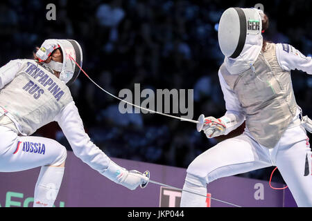 Leipzig, Allemagne. 24 juillet, 2017. Fleurettiste Anne Sauer (r) de l'Allemagne en action contre Svetlana Tripapina de Russie en compétition pour la 3e place dans l'équipe féminine de fleuret, au Championnats du monde d'escrime à l'ARENA Leipzig in Leipzig, Allemagne, 24 juillet 2017. Photo : Jan Woitas/dpa-Zentralbild/dpa/Alamy Live News Banque D'Images