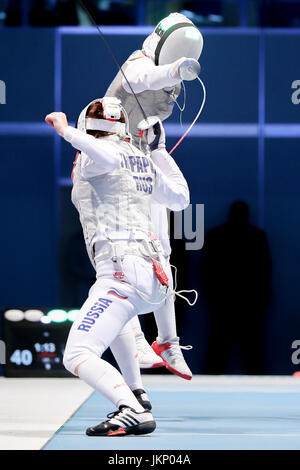 Leipzig, Allemagne. 24 juillet, 2017. Fleurettiste Anne Sauer (r) de l'Allemagne en action contre Svetlana Tripapina de Russie en compétition pour la 3e place dans l'équipe féminine de fleuret, au Championnats du monde d'escrime à l'ARENA Leipzig in Leipzig, Allemagne, 24 juillet 2017. Photo : Jan Woitas/dpa-Zentralbild/dpa/Alamy Live News Banque D'Images