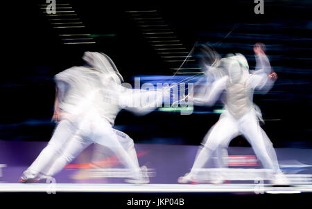 Leipzig, Allemagne. 24 juillet, 2017. Fleurettiste Anne Sauer (r) de l'Allemagne en action contre Svetlana Tripapina de Russie en compétition pour la 3e place dans l'équipe féminine de fleuret, au Championnats du monde d'escrime à l'ARENA Leipzig in Leipzig, Allemagne, 24 juillet 2017. (Photo prise avec de longs temps d'exposition) Photo : Jan Woitas/dpa-Zentralbild/dpa/Alamy Live News Banque D'Images