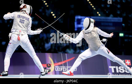 Leipzig, Allemagne. 24 juillet, 2017. Fleurettiste Anne Sauer (r) de l'Allemagne en action contre Svetlana Tripapina de Russie en compétition pour la 3e place dans l'équipe féminine de fleuret es au Championnats du monde d'escrime à l'ARENA Leipzig in Leipzig, Allemagne, 24 juillet 2017. Photo : Jan Woitas/dpa-Zentralbild/dpa/Alamy Live News Banque D'Images