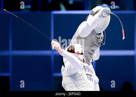 Leipzig, Allemagne. 24 juillet, 2017. Fleurettiste Anne Sauer (r) de l'Allemagne en action contre Svetlana Tripapina de Russie en compétition pour la 3e place dans l'équipe féminine de fleuret, au Championnats du monde d'escrime à l'ARENA Leipzig in Leipzig, Allemagne, 24 juillet 2017. Photo : Jan Woitas/dpa-Zentralbild/dpa/Alamy Live News Banque D'Images