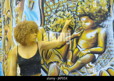 Aujourd'Brick Lane a vu un type différent de l'art comme une partie de l'œuvre d'art est venu à la vie dans la forme de l'artiste Holly Oluwo aussi realredwoman @à peindre l'or en alliance avec le street art magnifique par artiste Carleen Desozer. Le modèle superbe a déclaré "c'est une question de mettre les gens à ouvrir les yeux sur leur puissance intérieure' dans l'espoir d'encourager les autres à s'inspirer pour en savoir plus sur leur troisième œil aussi connu comme la glande pinéale. Plus d'informations peuvent être trouvées sur l'épiphyse couramment en ligne autant de soutien scientifique n'que c'est l'oeil nous voir avec nos rêves et peut-être plus. Banque D'Images