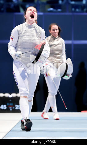 Leipzig, Allemagne. 24 juillet, 2017. Fleurettiste Svetlana Tripapina de Russie (L) et son équipe gagne contre Anne Sauer de l'Allemagne et son équipe en compétition pour la 3e place dans l'équipe féminine de fleuret, au Championnats du monde d'escrime à l'ARENA Leipzig in Leipzig, Allemagne, 24 juillet 2017. Photo : Jan Woitas/dpa-Zentralbild/dpa/Alamy Live News Banque D'Images