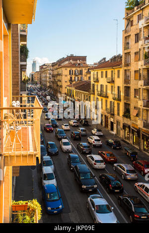 Le piémont, Turin, Italie. 24 juillet, 2017. Soirée le trafic dans forte Turin Via Nizza Crédit : Realy Easy Star/Alamy Live News Banque D'Images