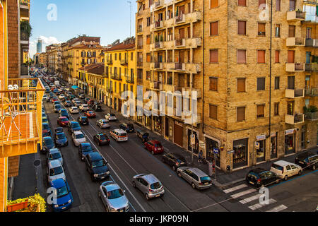 Le piémont, Turin, Italie. 24 juillet, 2017. Soirée le trafic dans forte Turin Via Nizza Crédit : Realy Easy Star/Alamy Live News Banque D'Images