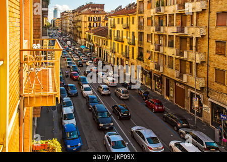 Le piémont, Turin, Italie. 24 juillet, 2017. Soirée le trafic dans forte Turin Via Nizza Crédit : Realy Easy Star/Alamy Live News Banque D'Images