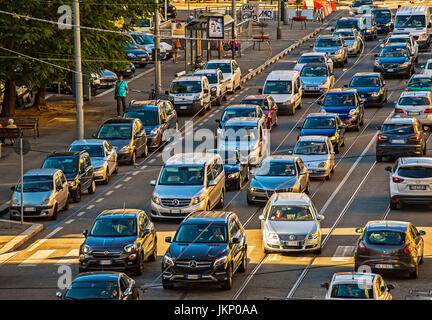 Le piémont, Turin, Italie. 24 juillet, 2017. Soirée le trafic dans forte Turin Via Nizza Crédit : Realy Easy Star/Alamy Live News Banque D'Images