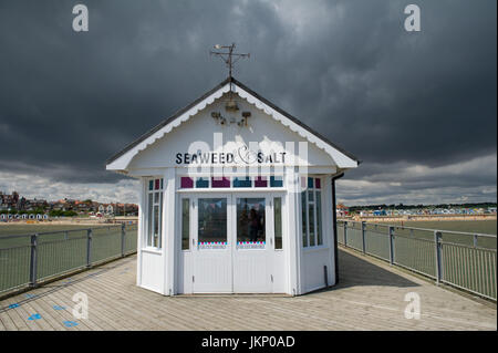 Southwold, Suffolk, UK. 24 juillet, 2017. Menaces sur la jetée à Southwold, Suffolk. Alan Beastall/Alamy live News Banque D'Images