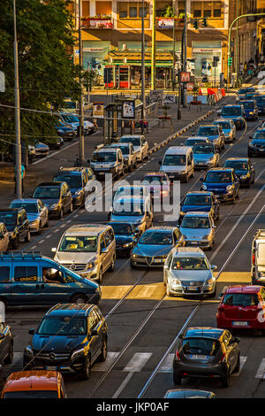 Le piémont, Turin, Italie. 24 juillet, 2017. Soirée le trafic dans forte Turin Via Nizza Crédit : Realy Easy Star/Alamy Live News Banque D'Images