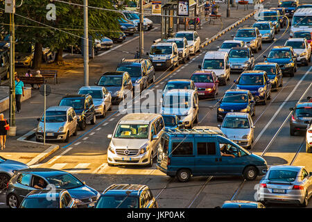 Le piémont, Turin, Italie. 24 juillet, 2017. Soirée le trafic dans forte Turin Via Nizza Crédit : Realy Easy Star/Alamy Live News Banque D'Images