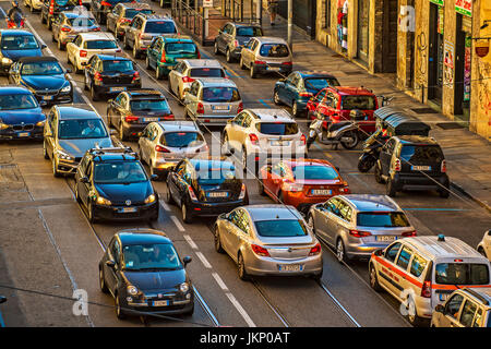 Le piémont, Turin, Italie. 24 juillet, 2017. Soirée le trafic dans forte Turin Via Nizza Crédit : Realy Easy Star/Alamy Live News Banque D'Images