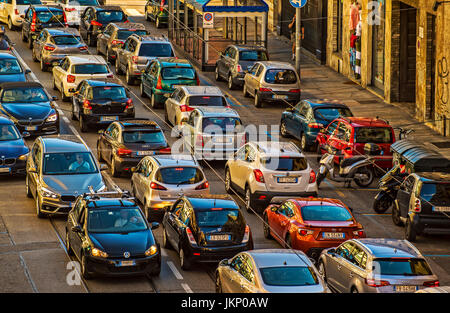 Le piémont, Turin, Italie. 24 juillet, 2017. Soirée le trafic dans forte Turin Via Nizza Crédit : Realy Easy Star/Alamy Live News Banque D'Images