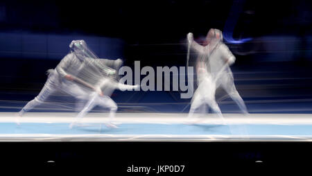 Leipzig, Allemagne. 24 juillet, 2017. Un sabreur de l'Italie (l'équipe) en compétition pour la 3ème place avec un membre de l'USA men's sabre par équipes au Championnats du monde d'escrime à l'ARENA Leipzig in Leipzig, Allemagne, 24 juillet 2017. (PHOTO PRISE AVEC EFFET ZOON) Photo : Jan Woitas/dpa-Zentralbild/dpa/Alamy Live News Banque D'Images