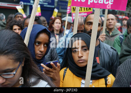 Stoke Newington Station de police. Hackney. Londres, Royaume-Uni. 24 juillet, 2017. Organiser une manifestation silencieuse devant les militants Stoke Newington Station de Police à Hackney, East London, qui demande "justice" pour Rashan Charles qui est mort après avoir été poursuivi par des agents de police dans les premières heures du 22 juillet. Credit : Voir Li/Alamy Live News Banque D'Images