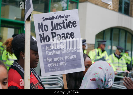 Stoke Newington Station de police. Hackney. Londres, Royaume-Uni. 24 juillet, 2017. Organiser une manifestation silencieuse devant les militants Stoke Newington Station de Police à Hackney, East London, qui demande "justice" pour Rashan Charles qui est mort après avoir été poursuivi par des agents de police dans les premières heures du 22 juillet. Credit : Voir Li/Alamy Live News Banque D'Images