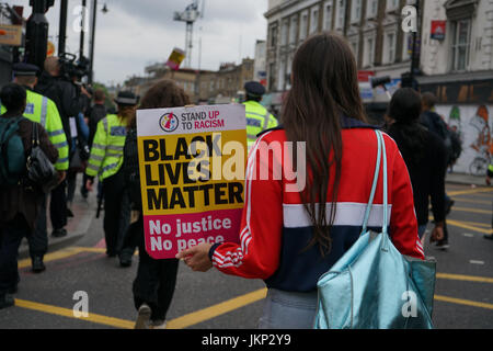 Stoke Newington Station de police. Hackney. Londres, Royaume-Uni. 24 juillet, 2017. Organiser une manifestation silencieuse devant les militants Stoke Newington Station de Police à Hackney, East London, qui demande "justice" pour Rashan Charles qui est mort après avoir été poursuivi par des agents de police dans les premières heures du 22 juillet. Credit : Voir Li/Alamy Live News Banque D'Images