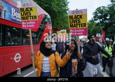 Stoke Newington Station de police. Hackney. Londres, Royaume-Uni. 24 juillet, 2017. Organiser une manifestation silencieuse devant les militants Stoke Newington Station de Police à Hackney, East London, qui demande "justice" pour Rashan Charles qui est mort après avoir été poursuivi par des agents de police dans les premières heures du 22 juillet. Credit : Voir Li/Alamy Live News Banque D'Images