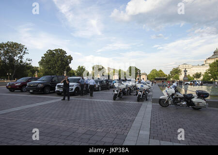 Washington, District de Columbia, Etats-Unis. 20 juillet, 2017. Vice-président MIKE PENCE attend sur le cortège du United States Capitol Plaza pour le Vice-président à fini de parler avec les sénateurs à la veille d'un éventuel vote sur la législation des soins de santé républicaine visant à abroger et remplacer la Loi sur les soins abordables. Crédit : Alex Edelman/ZUMA/Alamy Fil Live News Banque D'Images