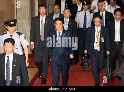 Tokyo, Japon. 24 juillet, 2017. Le Premier ministre japonais Shinzo Abe quitte la diète après il est allé(e) à la Chambre basse de la session du Comité du budget de la région de Tokyo le lundi 24 juillet, 2017. Abe a dit qu'il n'a pas été posée par son ami Kotaro Kake pour aider à l'ouverture d'un nouveau département universitaire dans Imabari. Credit : Yoshio Tsunoda/AFLO/Alamy Live News Banque D'Images