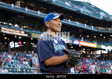 Seattle, Washington, USA. 24 juillet, 2017. Seattle, Washington : Le sénateur de l'État candidat à la mairie et à la Bob Hasegawa Seattle Mariners vs Boston rouge Sox game à Safeco Field. Le sénateur a comparu avec Sheila Burrus, Directeur exécutif de la communauté philippine de Seattle, à jeter le premier lancer au cours de la nuit du patrimoine philippin. Hasegawa, un travail de longue date et militante pour la justice sociale du quartier Beacon Hill, a représenté la 11e district législatif depuis janvier 2013. Crédit : Paul Christian Gordon/Alamy Live News Banque D'Images