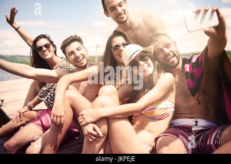 Les amis de prendre un sur la plage selfies Banque D'Images