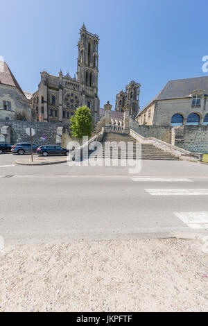 L'entrée de la ville haute de Laon avec Notre Dame Cathedral Banque D'Images