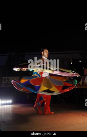 Danseur soufi effectuant à Mercado das Culturas Ã luz das Velas festival à Lagoa, Algarve, Portugal. Voyages et destinations de vacances Banque D'Images